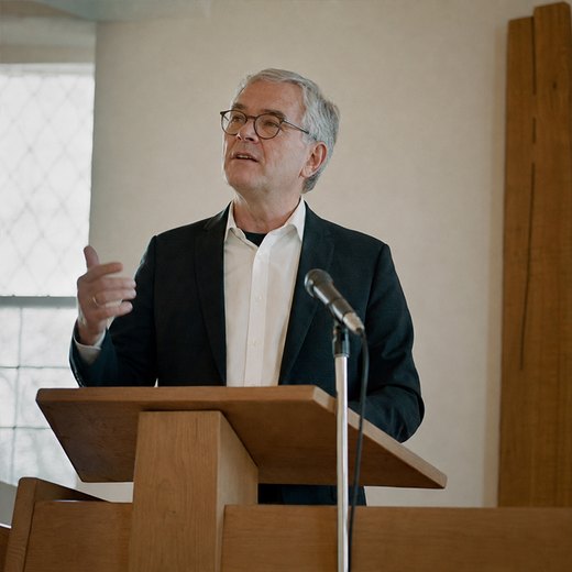 Pfr. Martin Roth am Lesepult