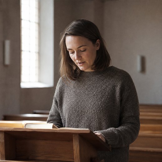 Vikarin Sarah Blum beim Lesen